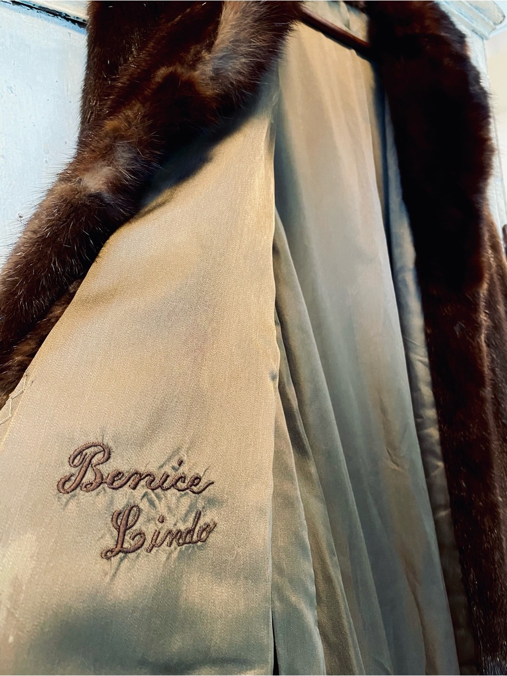 Real Mink Fur Coat – Vintage Luxury + Holt Renfrew Garment Bag - Picture 4 of 8